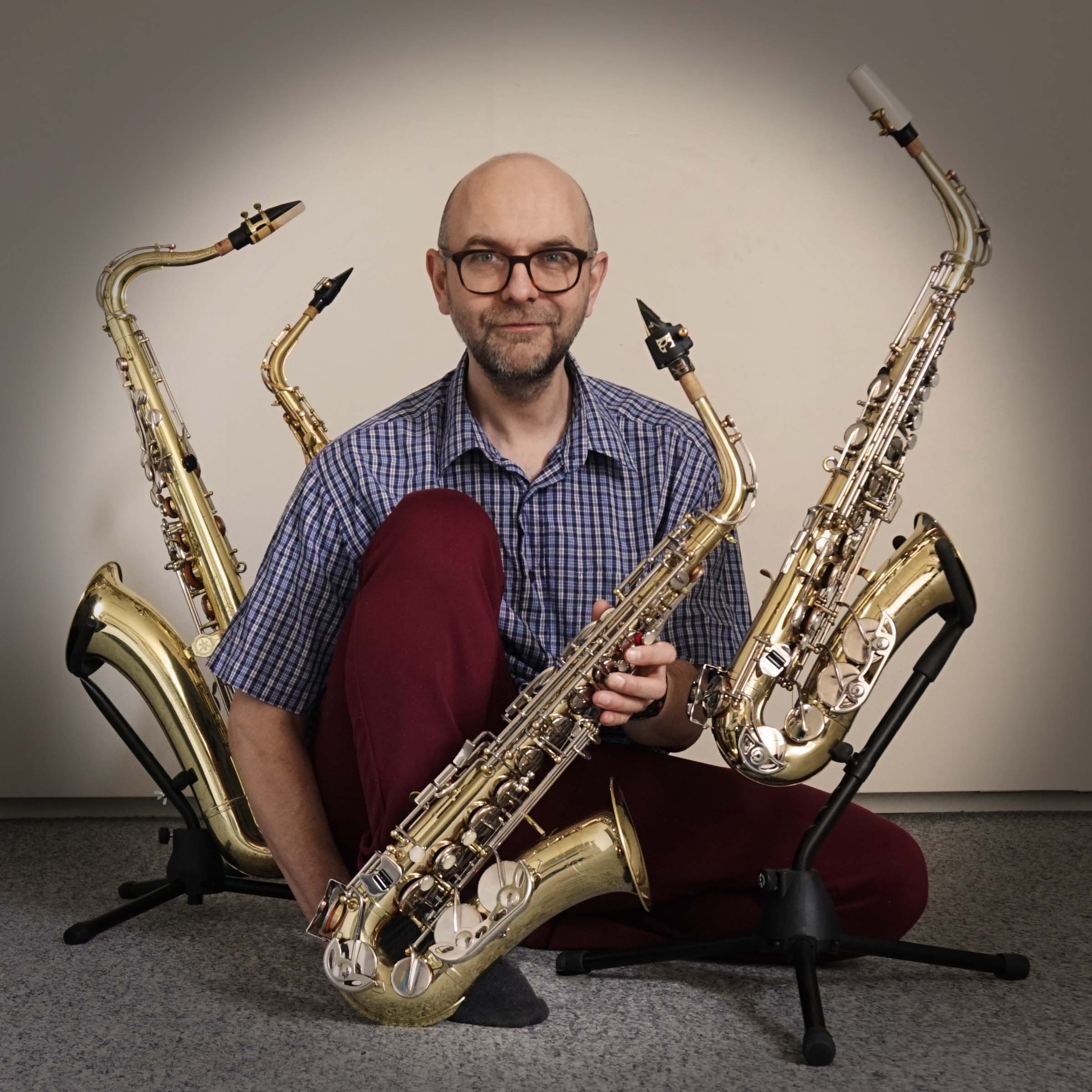 Morten fra Det Lille Saxofonværksted i Odense med fire saxofoner klar til reparation og service